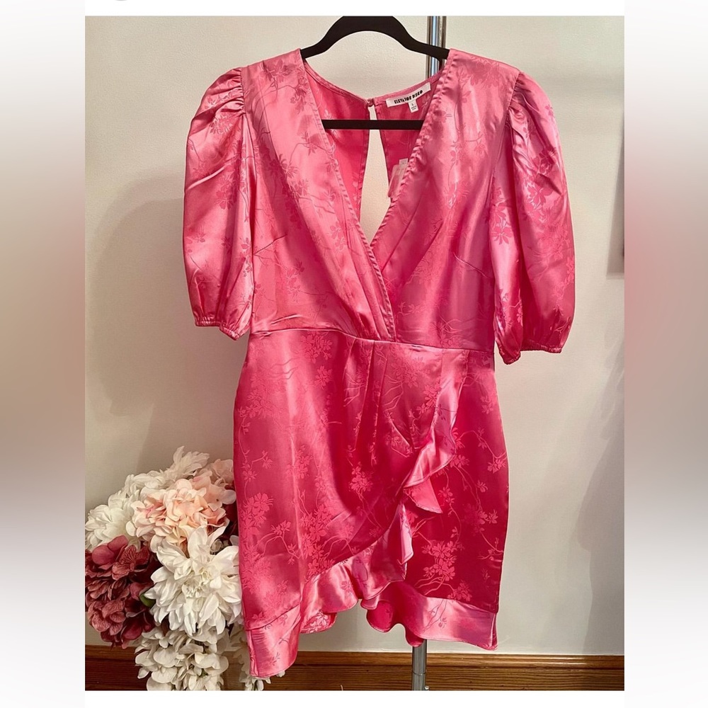 BRAND NEW ( w tags) Pink satin kimono style dress 💕 Size L